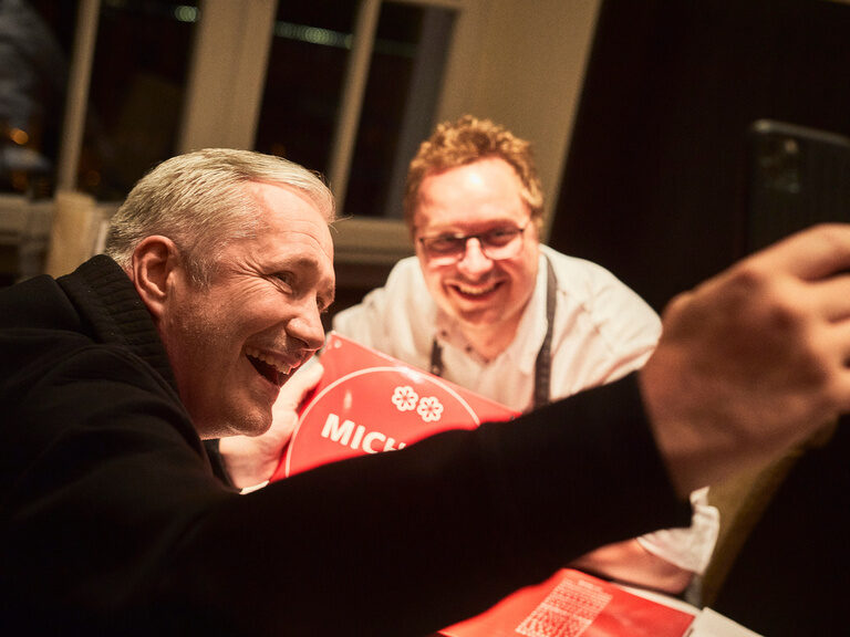 Alexander Herrmann macht ein Selfie mit einem Michelin Stern