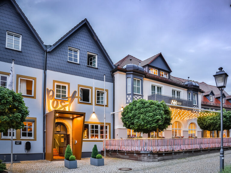 Die Hotelfassade mit großer Aufschrift Post.
