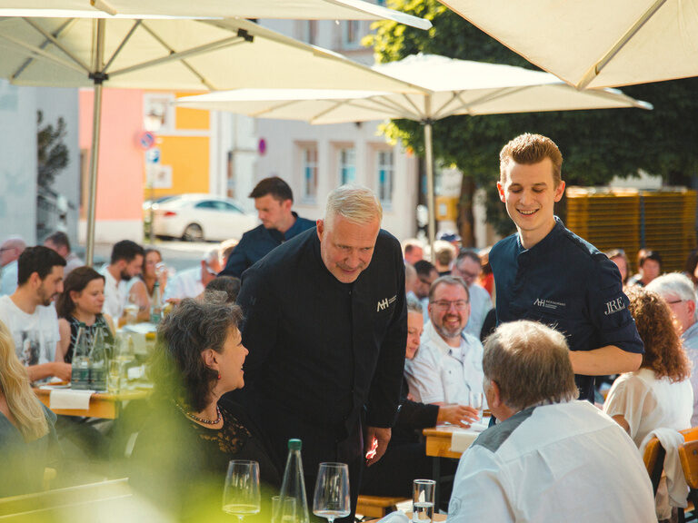 Alexander Herrmann besuch eine Gruppe beim Essen am Tisch
