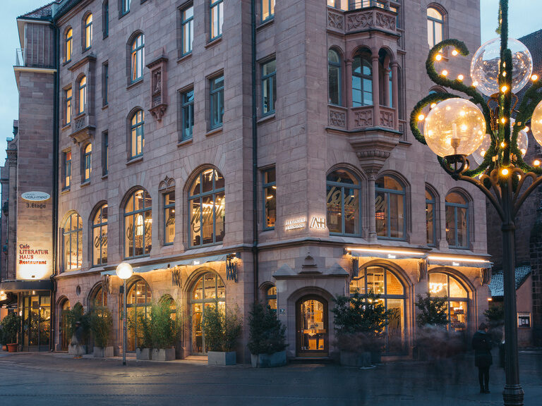 Ein imposantes Steingebäude im urbanen Gebiet mit klassischer Fassade.